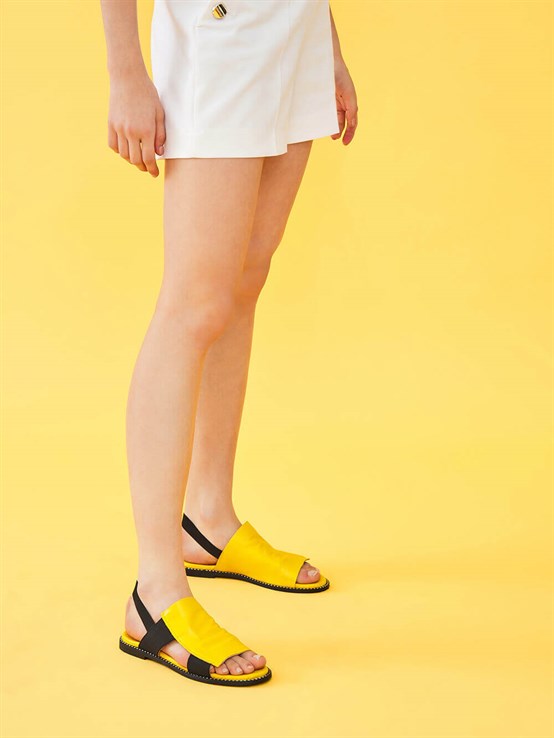Perna Sarı Deri Pim Detaylı Kadın Sandalet 